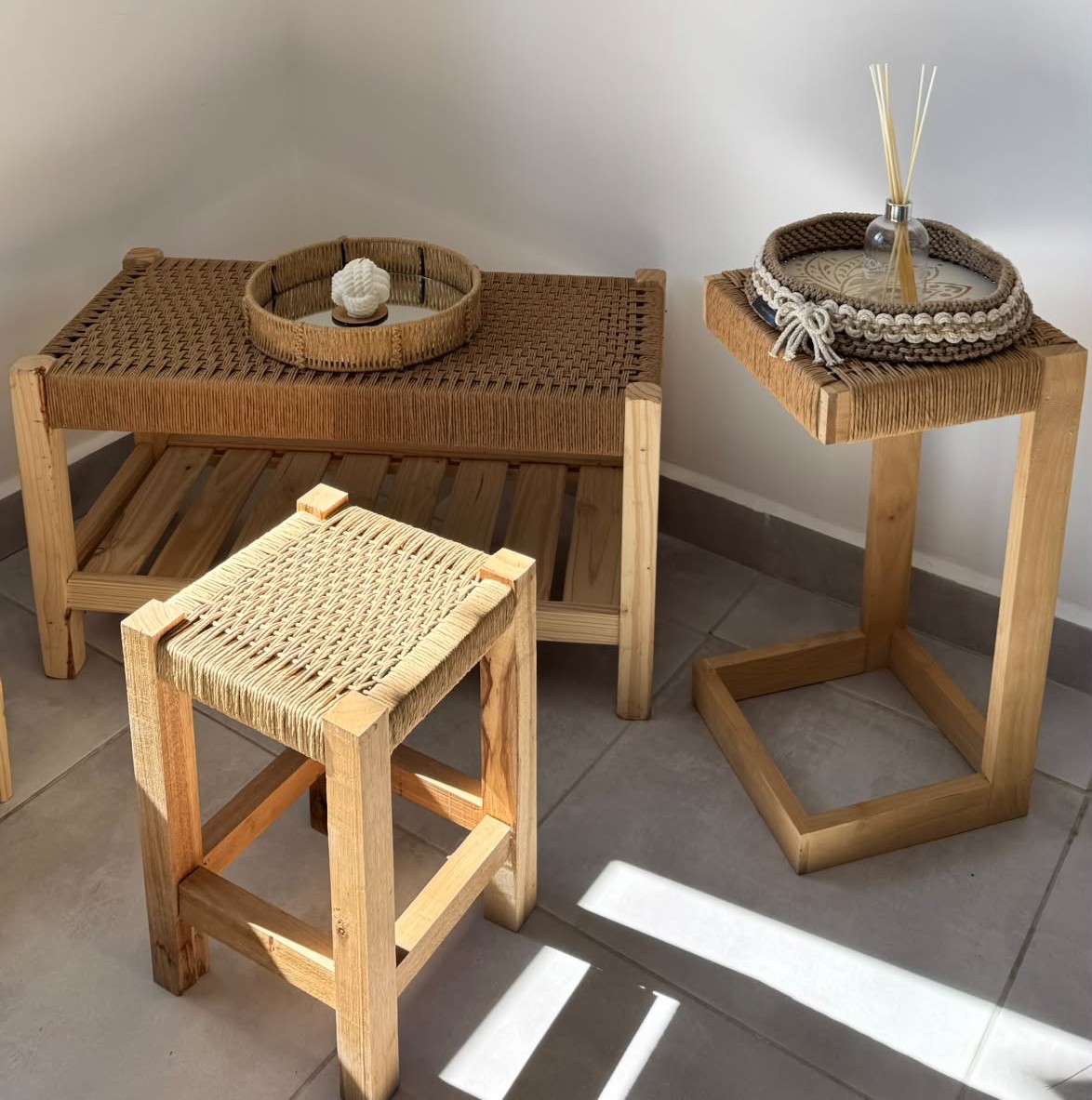 Mesa de arrime de pino encordada con papel kraft - Imagen 2