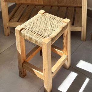 Banqueta de pino encordada con papel kraft