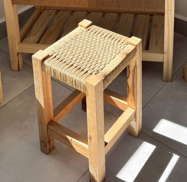Banqueta de pino encordada con papel kraft