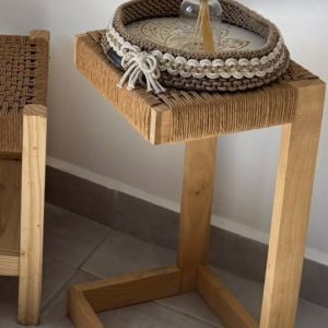 Mesa de arrime de pino encordada con papel kraft