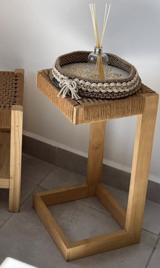 Mesa de arrime de pino encordada con papel kraft