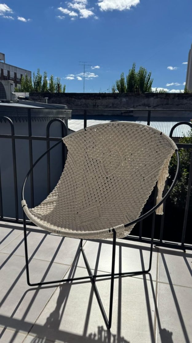 Sillón jardín, estructura de hierro tejida con hilo de algodón relleno